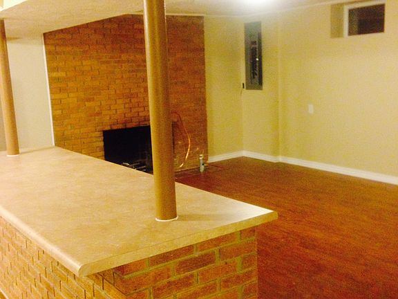 Large bar/counter that separates kitchen from living room