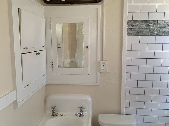 4th image of 102 W 10th St APT C