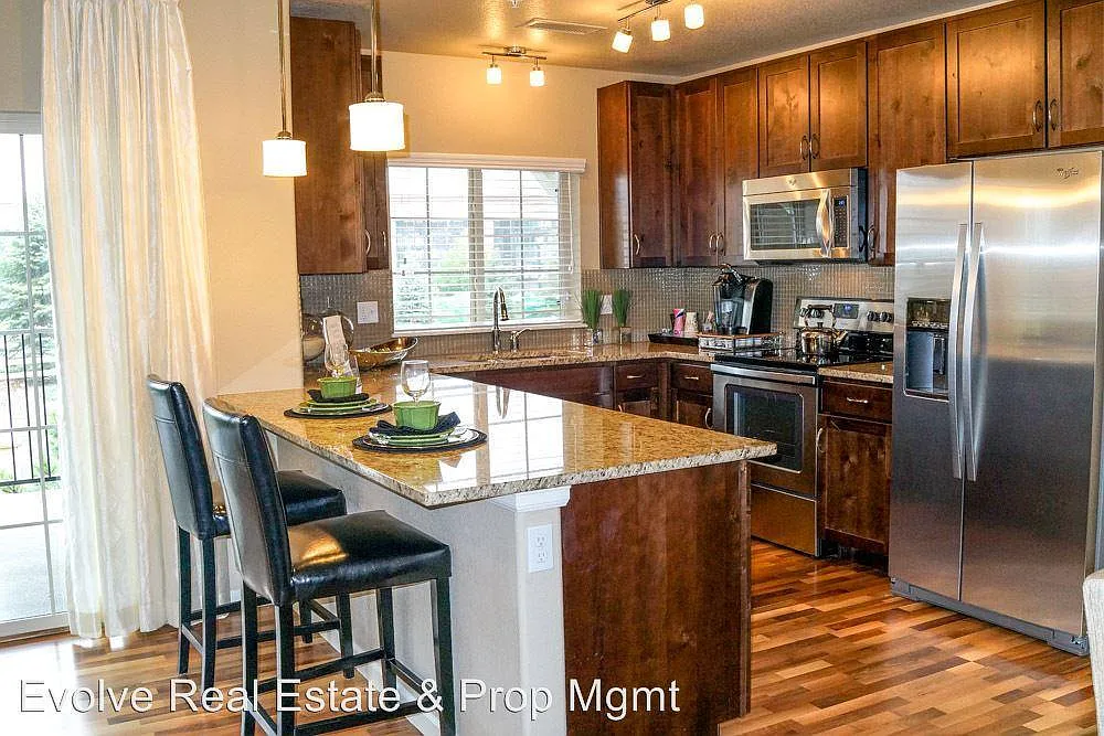 Building Photo - 725 Elmhurst Dr #312