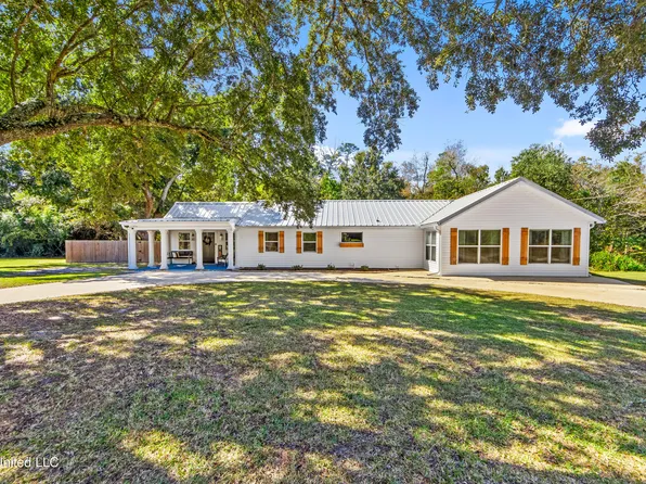 219 Vacation Ln, Waveland, MS 39576