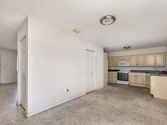 5th image of 875 Valencia Rd