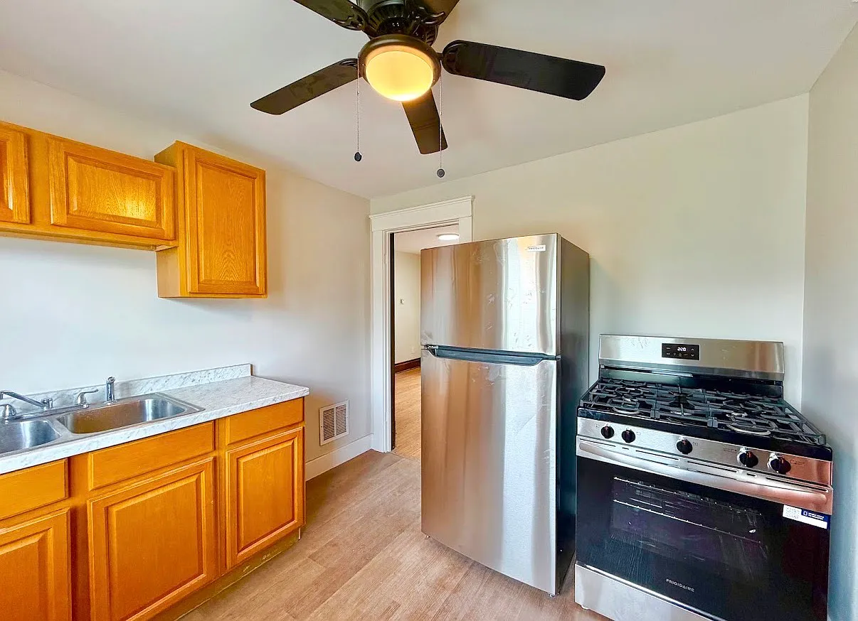 3 bed, 1000 sqft, $1,200 — Photo 3