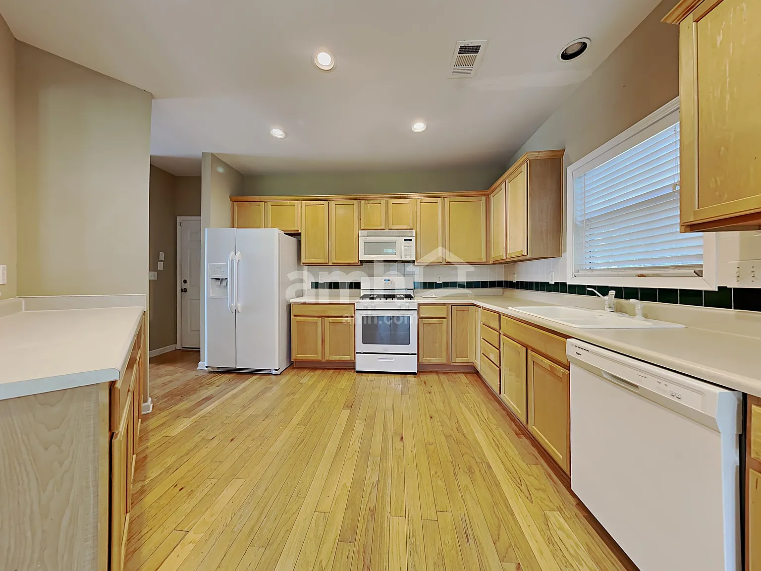 3 bed, 2.5 bath, 2662 sqft, $2,830 — Photo 3