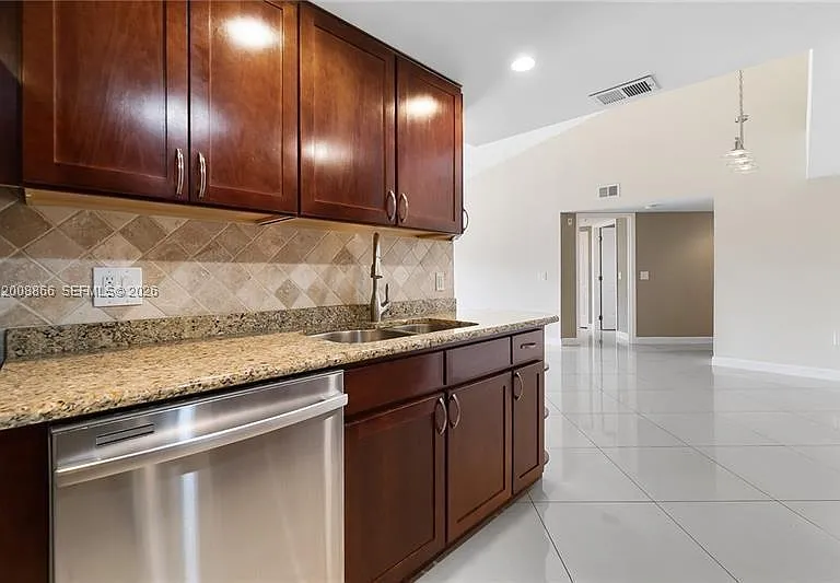 4197 N Haverhill Rd #213 — Photo 2