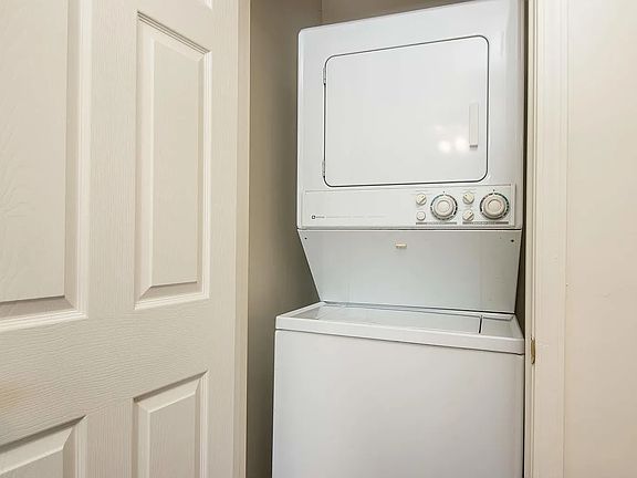 4th image of 818 W Clay Ave #1