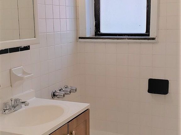 5th image of 11853 Metropolitan Ave APT 1C