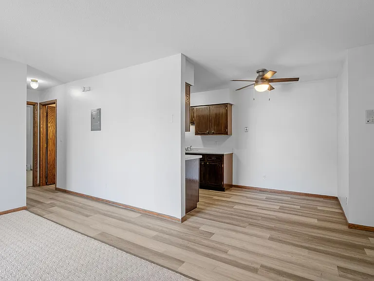 Oakwood Court Apartments — Photo 8