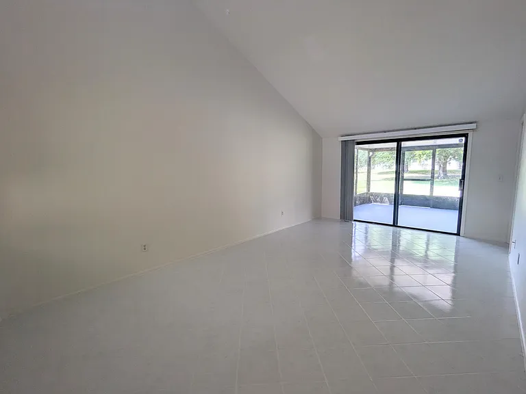 1455 SE Colchester Cir — Photo 6