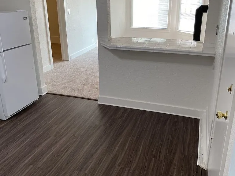 1 BR, 1 Bath, 690 sq. ft. Victorian Unit - Close to Ferry Terminal — Photo 8