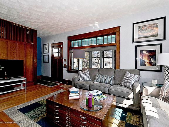 2328 Strathmore Rd living room