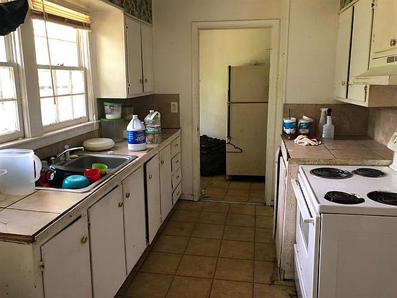 3rd image of 122 Teresa Ave