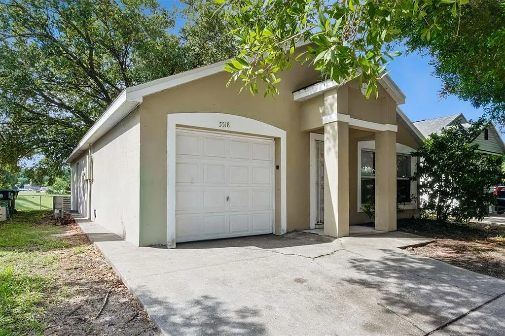 3 bed, 2.0 bath, 1038 sqft, $1,900 — Photo 2