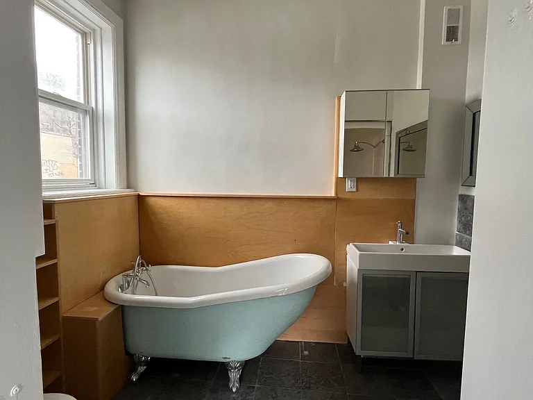 2854 Dundas St W — Photo 2