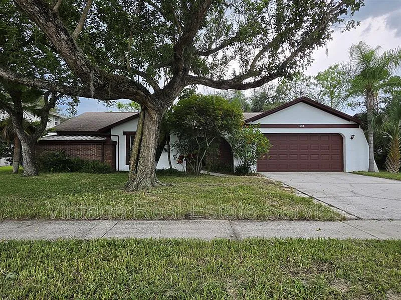 3 bed, 2.0 bath, 1834 sqft, $2,200 — Photo 2