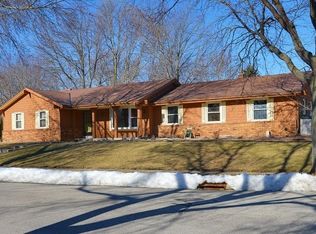 W58N1009 Essex Dr, Cedarburg, WI 53012