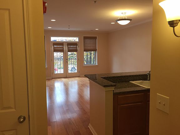 4th image of 424 E Ohio St APT C