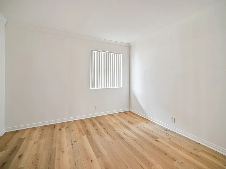 1939 N Tamarind Ave — Photo 7