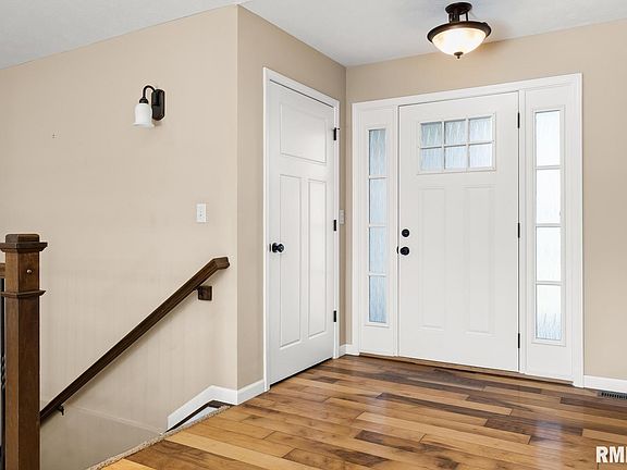 3rd image of 300 N Sycamore Trl