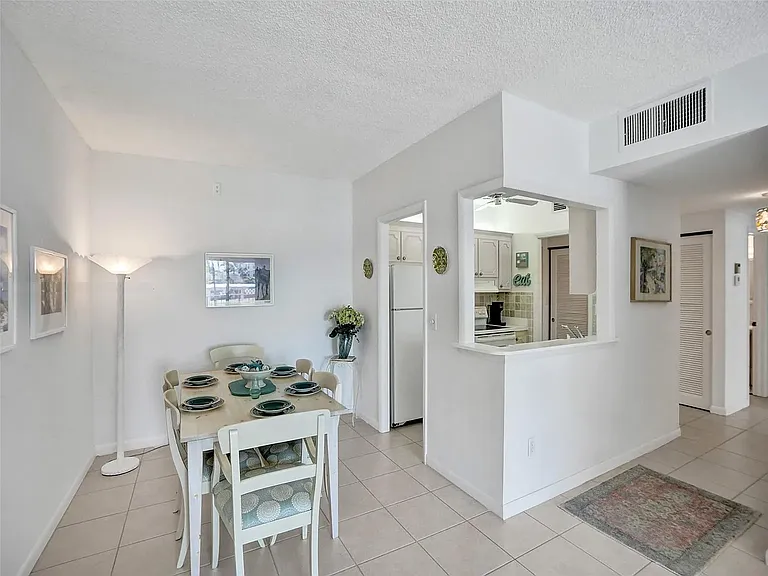 400 N Riverside Dr — Photo 4