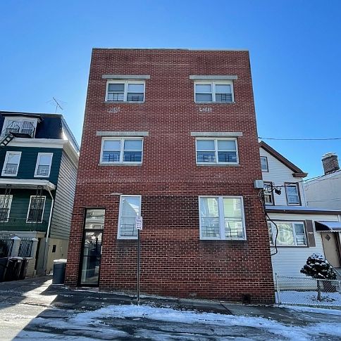 1st image of 118 Oliver Ave #1R
