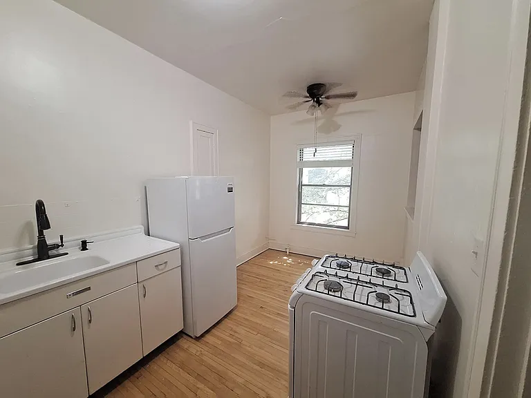 Grand and Dale Apartments — Photo 52
