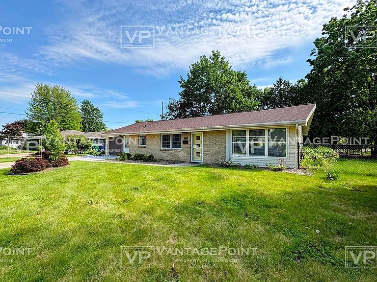 1450 Cook St — Photo 2