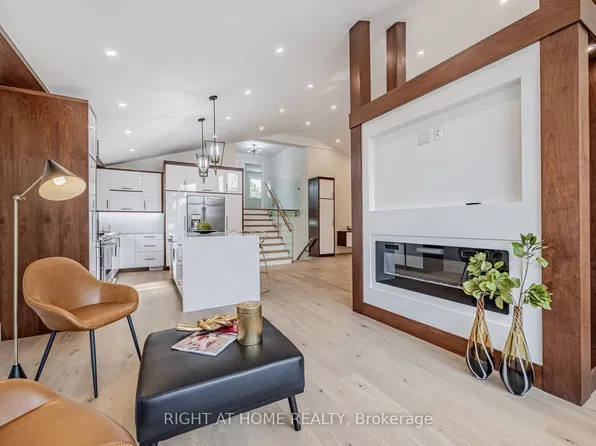 690 Hillman Cres, Mississauga, ON L4Y 2H9