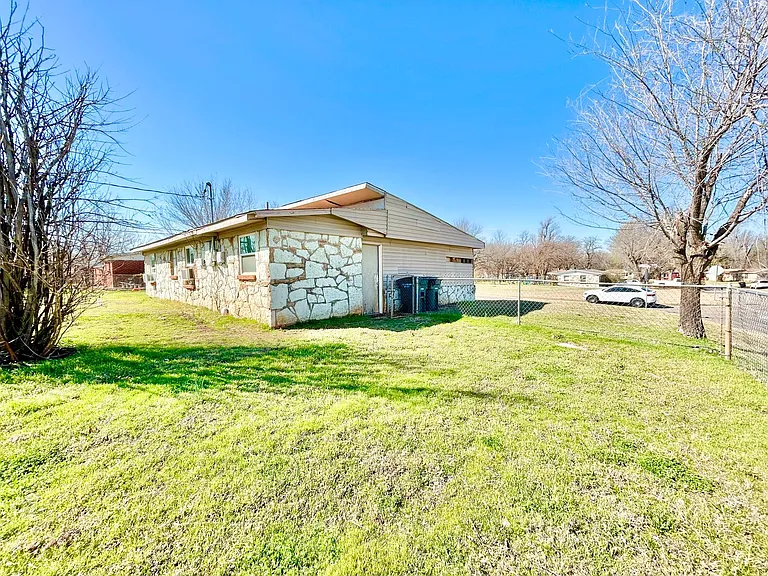 1700 Karen Dr — Photo 20