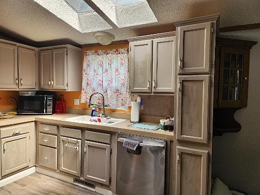 4th image of 8 Doral St