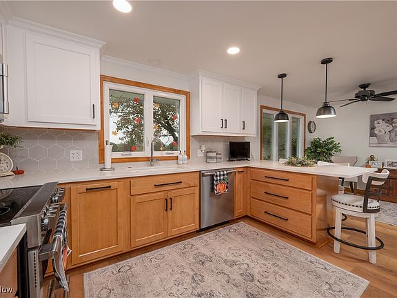 3rd image of 1688 Hillcrest Dr NW