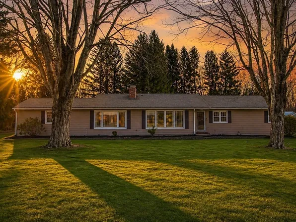6 Brooklawn Rd, Wilbraham, MA 01095