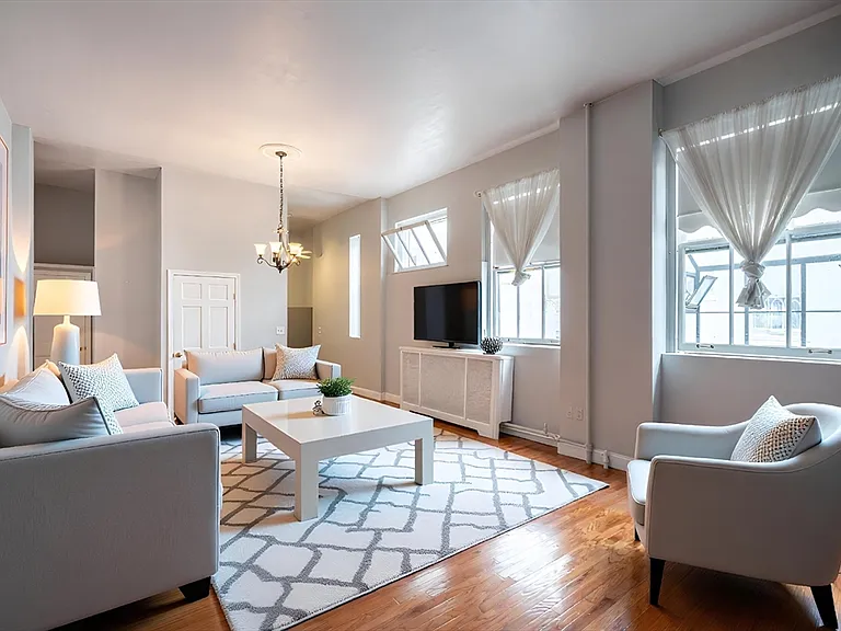 16 Balmoral St #422 — Photo 2