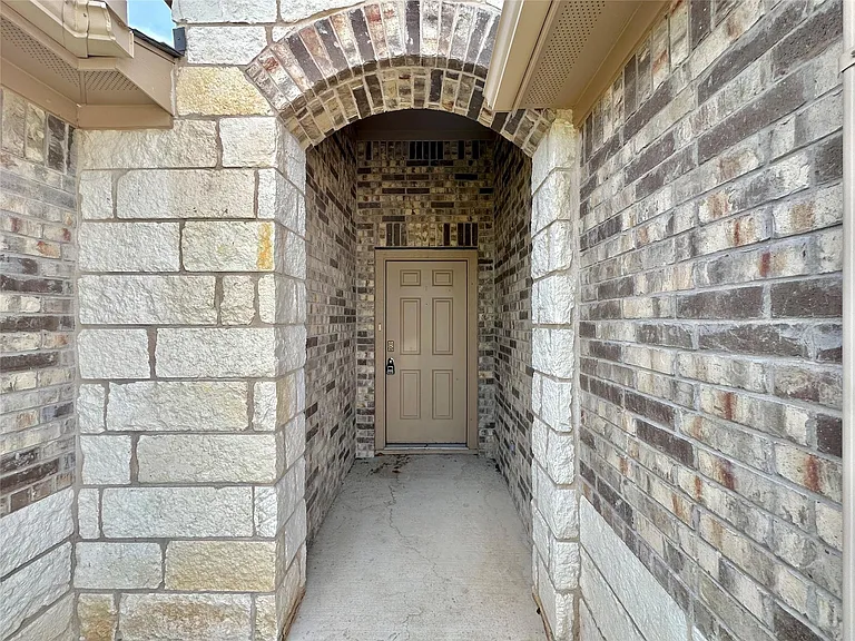 10708 Seguin St — Photo 3