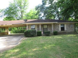 921 E 7th St, Forest, MS 39074