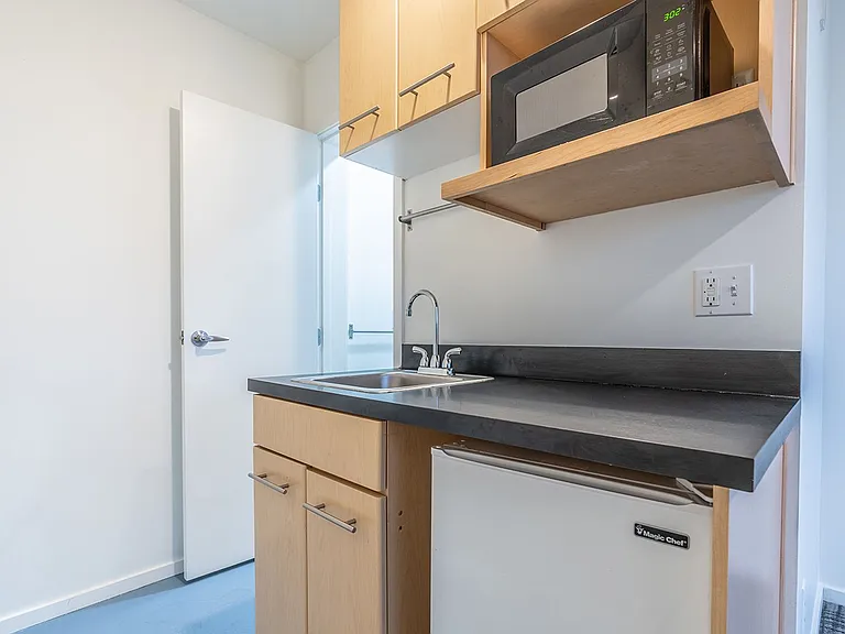 2418 Ballard Apartments — Photo 21
