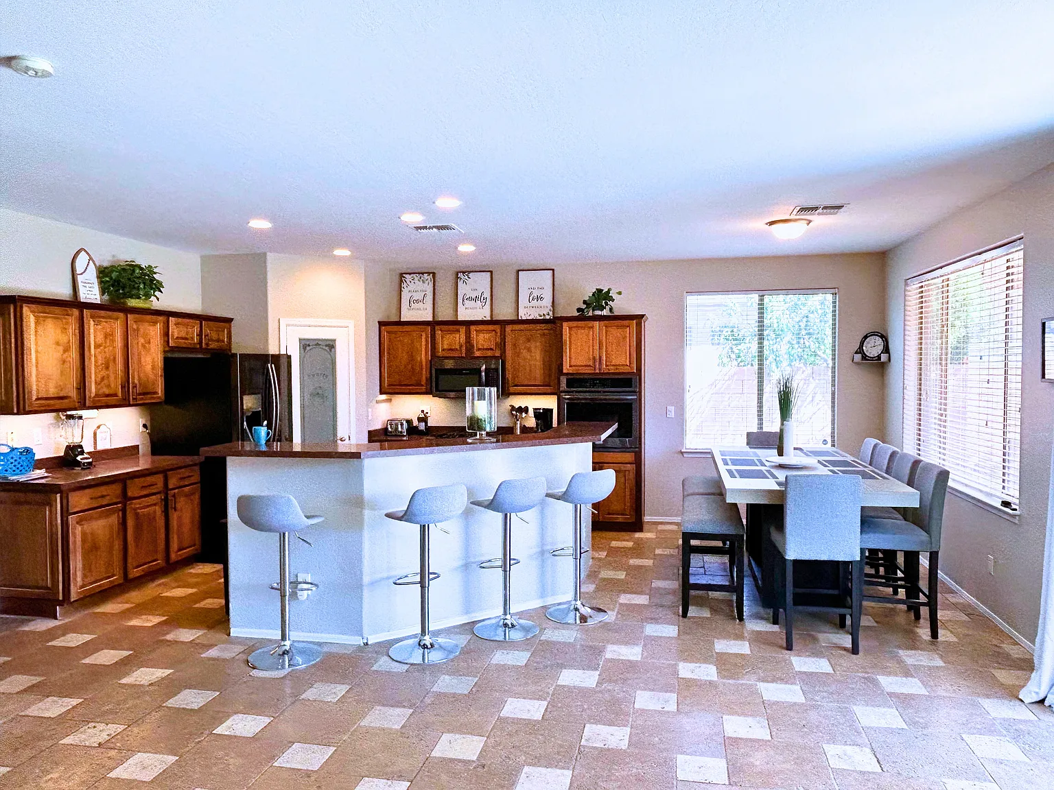 5 bed, 3200 sqft, $4,000 — Photo 1