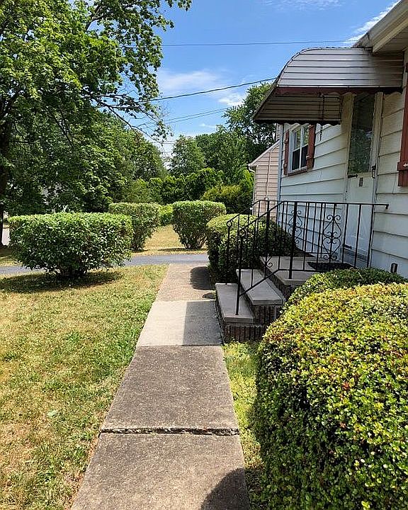 2nd image of 27 N Pennington Rd