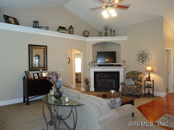 Liv rm wcatherdral ceiling