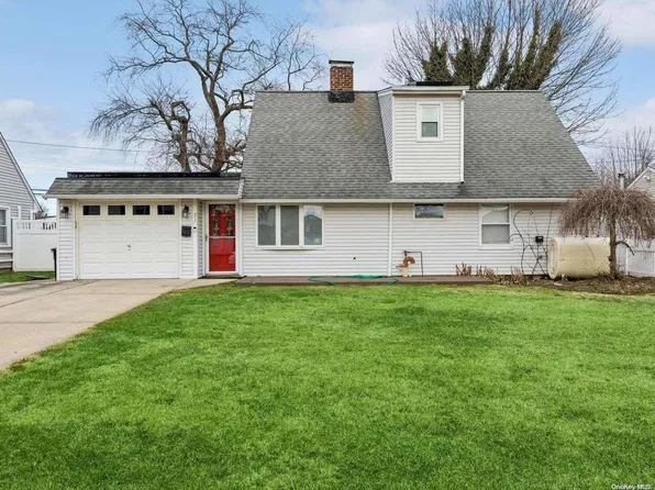 73 Constellation Road, Levittown, NY 11756