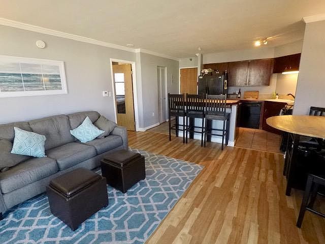 Sunny one-bedroom on the 6th floor of condo building with beautiful hardwood floors, full kitchen, workstation/dining table, living space and plenty of storage. FULLY FURNISHED and the most AMAZING VIEWS!