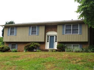 5529 Brookwood Ln, Hickory, NC 28602