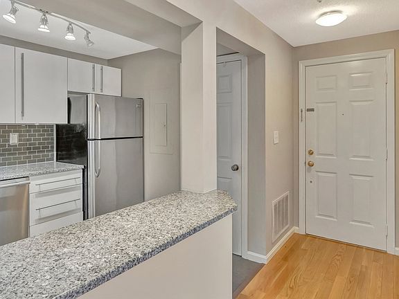 3rd image of 14 Webb Pl APT 2C