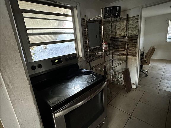 4th image of 1093 Highview Road