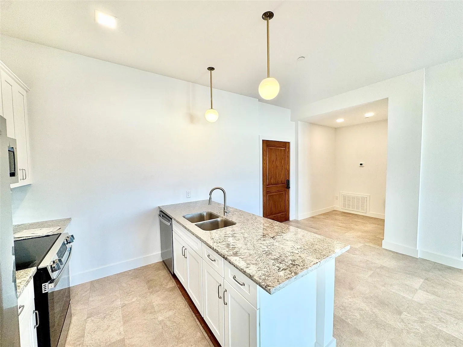 2 bed, 2.0 bath, 1061 sqft, $2,575 — Photo 2