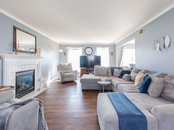 2nd image of 909 Woodhouse Dr