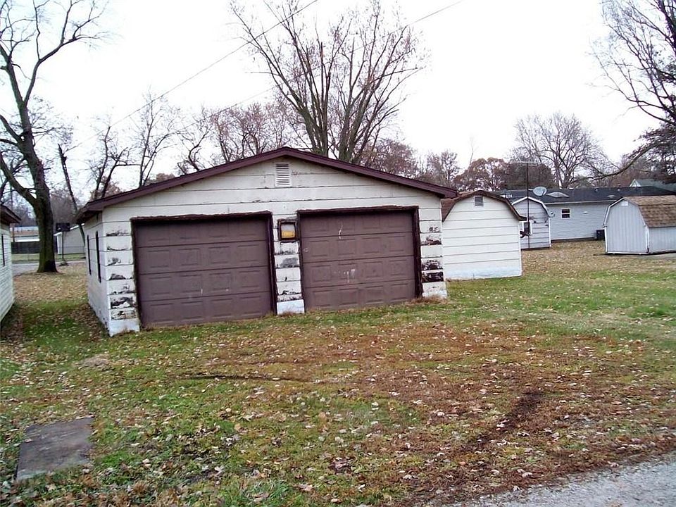 2nd image of 907 E 3rd St
