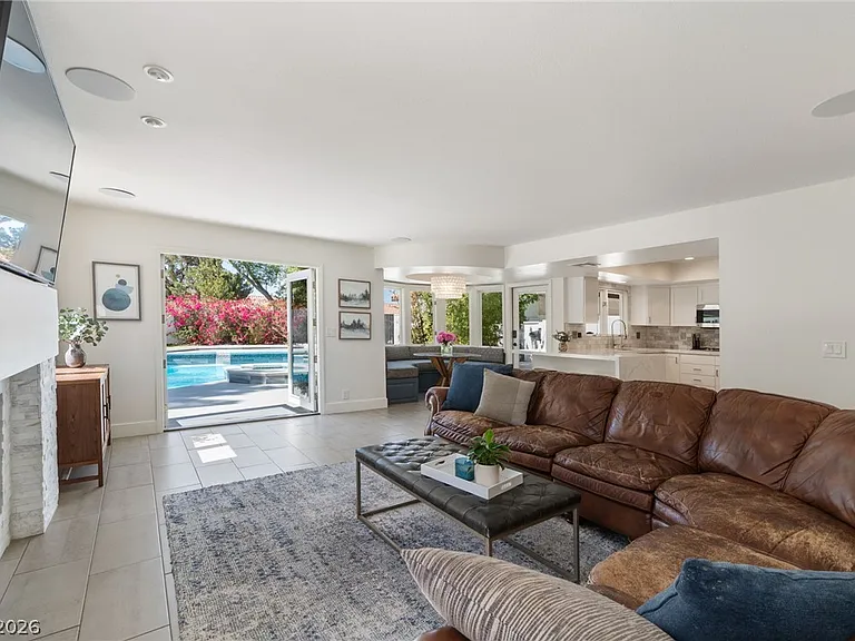 2233 Versailles Ct — Photo 41