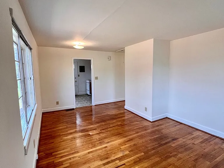 2719 Lawndale Rd — Photo 2
