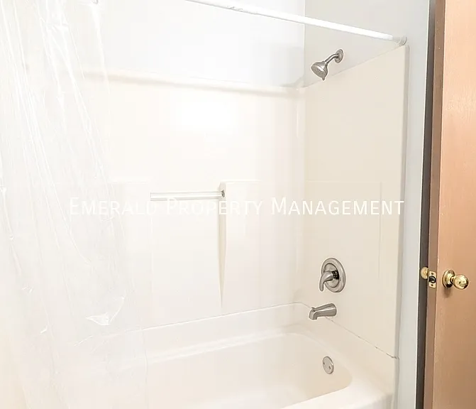 562 N Mulford Rd #4 — Photo 10