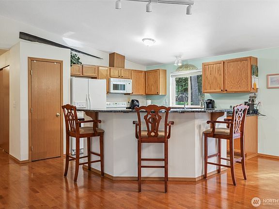 3rd image of 15514 Topaz Drive SE